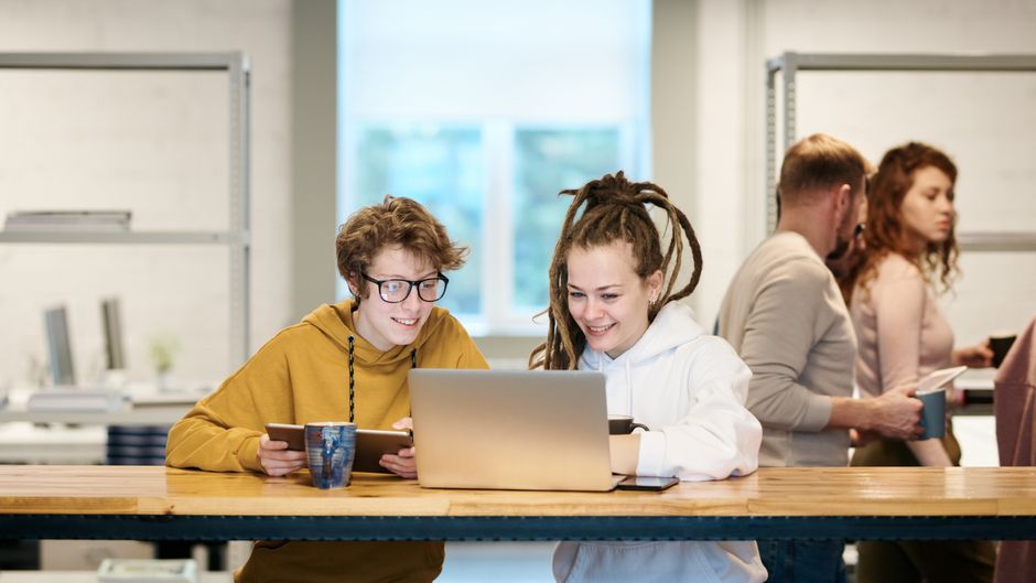 Dozent erklärt Programmierkonzepte im Kurs